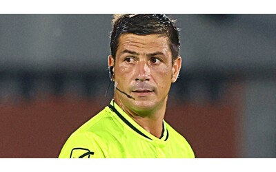 L’arbitro spiega in diretta la decisione Var, la prima volta in Serie A è imbarazzante: “Sembra il duce” | Video