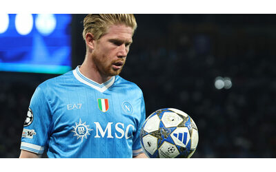 L’asse De Bruyne-Hojlund salva Conte in Europa: il Napoli batte lo Sporting Lisbona. Il tecnico: “Non ho niente da dire a Kevin”