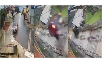 L auto finisce fuori strada e vola lungo la gradinata l incidente da brividi Il conducente salvo per miracolo Video