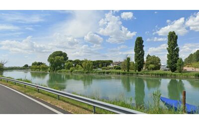 L’auto sbanda e finisce nel fiume: il bambino resta intrappolato. Salvato dai vigili del fuoco, è in gravi condizioni