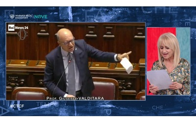 L educazione sessuale La scuola non la succursale della famiglia l unico modo per non trovare l ennesima vittima a terra la letterina di Luciana Littizzetto a Valditara