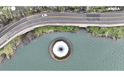 L’enorme buco nel lago californiano di Berryessa: le immagini dall’alto del “Glory Hole”
