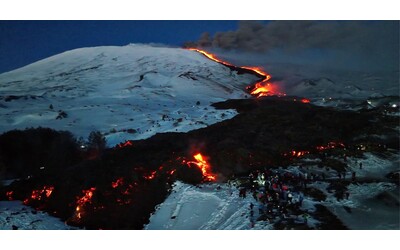 L’Etna preso d’assalto dai turisti per vedere neve e lava: l’allarme della Protezione civile