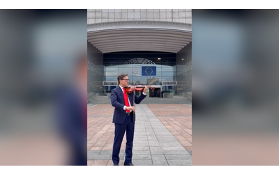 L’eurodeputato Pd Nardella suona Bella Ciao al violino davanti al Parlamento europeo