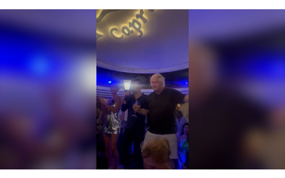 L’ex premier Boris Johnson scatenato a Capri: balla e canta sulle note di Sweet Caroline – Video