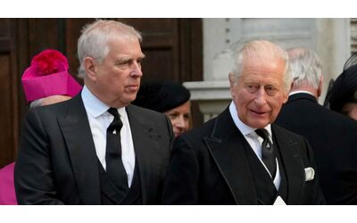 “L’ex principe Andrea si trasferirà all’estero e lontano. Ci sono persone pronte a ospitarlo. Che ne sarà degli amati cani di Elisabetta II?”: le indiscrezioni