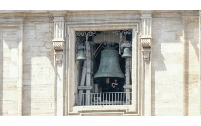 L’incidente e la soluzione improvvisata: ecco perché le campane di San Pietro hanno suonato in ritardo per la morte di Papa Francesco