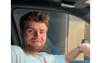 L incredibile storia di Alex Warren vive con un proiettile conficcato nel polmone stato un senzatetto e oggi una delle persone pi famose del mondo 12 milioni di ascolti su Spotify 20 milioni di follower su Tiktok