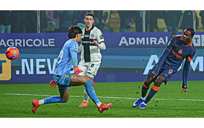 L Inter passa a Parma e allunga in vetta per lo scudetto d inverno duello col Milan La nuova classifica di Serie A