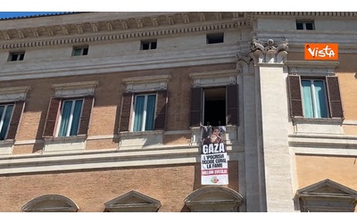 “L’ipocrisia uccide come la fame. Meloni, sveglia”: lo striscione per Gaza srotolato a Montecitorio da Bonelli e Fratoianni