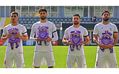 L Iran in campo con gli zainetti il ricordo delle bambine uccise nella scuola di Minab