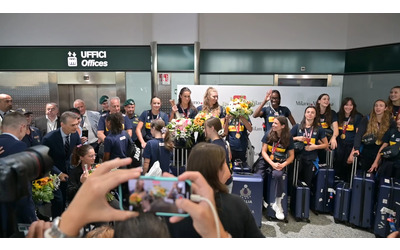 L’Italvolley femminile sbarca a Malpensa con la Coppa del Mondo: cori, abbracci e un mare di...