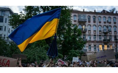 L’Ucraina approva una legge che indebolisce le agenzie anticorruzione. Von der Leyen a Zelensky: “Vogliamo spiegazioni”