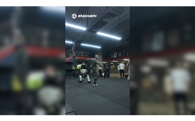 L uomo e il robot si sfidano sul ring il combattimento tra l umanoide e il Ceo diventa virale