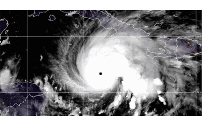L’Uragano Melissa si avvicina alla Giamaica: venti a 250 km/h e onde da 3 metri. Aperti 881 rifugi: “Gravità storica”