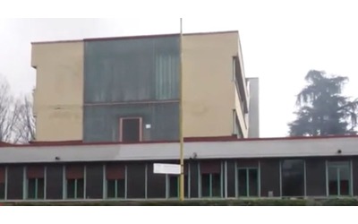 La bonifica infinita dei capannoni Inalca a Reggio Emilia. Le associazioni: “Ci sono ancora amianto e carne putrefatta”