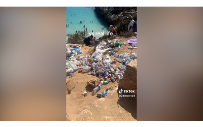 La caletta di Maiorca presa d’assalto dai turisti: decine di persone e tanta sporcizia dopo i video “promo” sui social