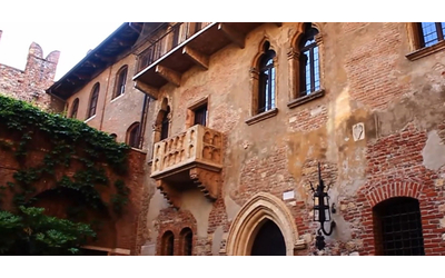 La Casa di Giulietta diventa a pagamento 12 euro per entrare e palpare il famoso seno Spuntano i furbetti del balconcino e scatta la protesta