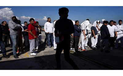 La Colombia blocca i rimpatri dei migranti, Trump risponde con i dazi. E Bogotà cede