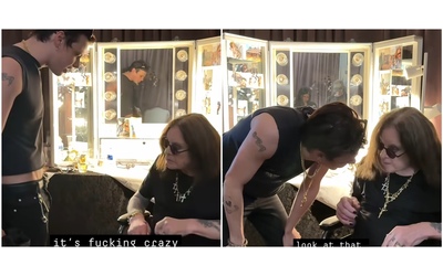 “È la cosa più preziosa che possiedo”: Ozzy Osbourne e il crocifisso ricevuto da Yungblud prima dell’ultimo concerto, il video del “passaggio del testimone” è virale