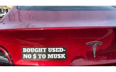 La crociata contro Elon Musk? Ora passa da slogan e adesivi sulle “sue” Tesla
