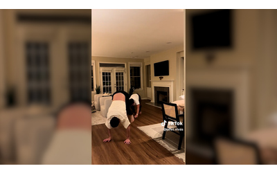 La danza dei conigli e delle tartarughe diventa virale cos migliaia di adulti provano a imitare con scarsi risultati la coreografia dei piccoli meglio di un workout