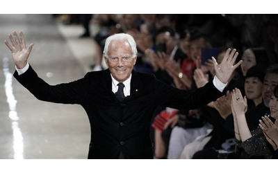 La diretta della camera ardente di Giorgio Armani