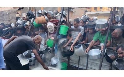 La fame di Gaza, centinaia di sfollati palestinesi in coda per un pasto caldo – Video