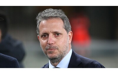 La Fiorentina annuncia Paratici e usa la stessa foto del Tottenham, cancellando il logo dal cuscino. E c’è già un precedente con Vanoli