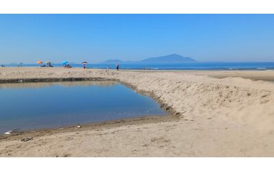 La foce del lago Patria chiusa con una diga di sabbia: “Così si salvano i lidi ma muore...