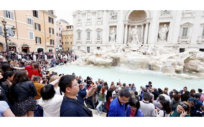 La Fontana di Trevi diventa ufficialmente a pagamento boom di biglietti nel giorno dell inaugurazione Quanto costa il ticket e dove acquistarlo IL VIDEO