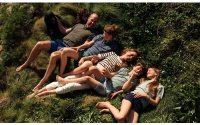 La foto che celebra i 15 anni di matrimonio tra il principe William e Kate Middleton: insieme sull’erbe, con i figli e il cane Orla