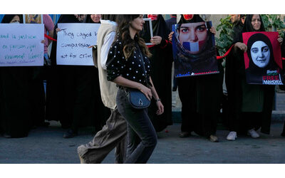 La Francia subisce la strategia del baratto dell Iran per riavere due connazionali deve rilasciare una donna accusata di apologia del terrorismo