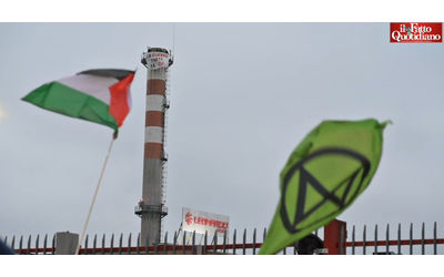 “La guerra parte da qui”: striscione di protesta di Extinction Rebellion sulla ciminiera della sede di Leonardo a Torino