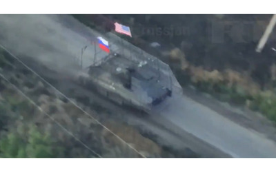La guerra sui social: Kiev imbufalita per il video del blindato di Mosca che sventola sia la bandiera russa che quella americana
