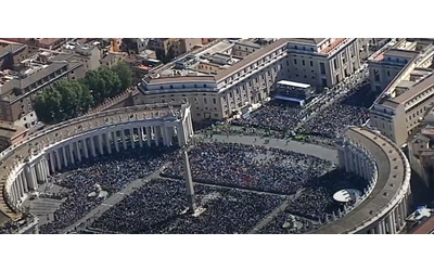 La immagini aeree del funerale di Papa Francesco: la diretta della Polizia