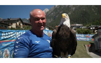 La Lazio licenzia il falconiere Juan Bernabé dopo la pubblicazione delle immagini post operazione al pene sui social