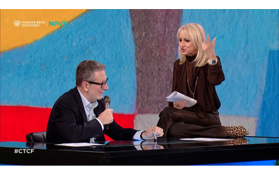 La letterina di Luciana Littizzetto a Elkann sul gruppo Gedi Non vendi un chiosco di piadine ma un pezzo della cultura italiana