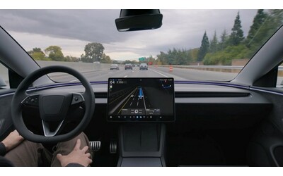 La macchina mi ha salvato la vita se sono vivo grazie a lei ha un infarto mentre guida la sua Tesla se ne accorge e guida da sola verso il pronto soccorso