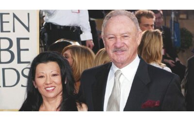 “La moglie di Gene Hackman non è morta l’11 febbraio, mi ha chiamato il giorno dopo”. Colpo di scena: c’è un errore nell’autopsia. Si riapre la partita dell’eredità