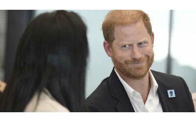 La mossa a sorpresa del principe Harry: va in Ucraina per fare visita ai soldati feriti di Kiev. Il prossimo obiettivo? Portare i suoi figli da Re Carlo