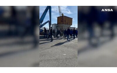 La nave della marina Cassiopea arriva in Albania, sbarcati a Shengjin i 49 migranti: le immagini dell’arrivo