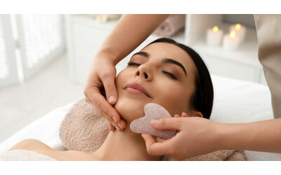 La nuova ossessione beauty può rovinare la pelle? Gli esperti spiegano pro e contro del Gua Sha, la moda delle pietre di giada