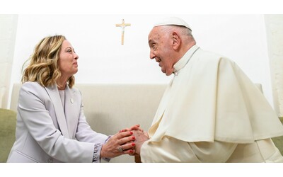 La premier Meloni fa visita al Papa: “Auguri da tutta l’Italia”. E racconta: “Non ha perso il suo proverbiale senso dell’umorismo”