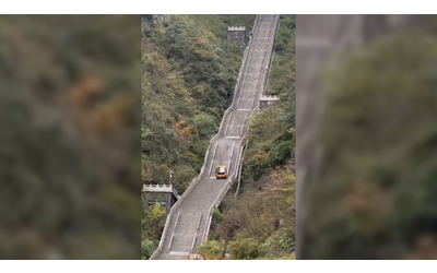 La promozione del nuovo Suv elettrico un fallimento l auto prova a sfidare la scalinata ma scivola all indietro Video