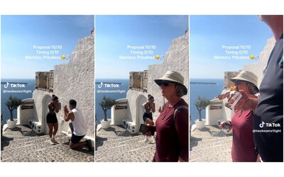 La proposta di matrimonio a Santorini è un disastro: così una barretta di cioccolato rovina il video (virale)