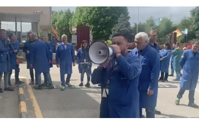 La protesta dei lavoratori alla Jabil di Marcianise: fabbrica bloccata dopo le “lettere di uscita volontaria”