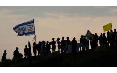 La protesta di 500 donne israeliane: in marcia al confine con Gaza contro la continuazione della guerra