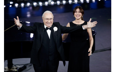 La Rai si ferma per ricordare Pippo Baudo e stravolge i palinsesti: in onda edizioni straordinarie, speciali e repliche dei suoi programmi iconici