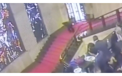 La rovinosa caduta dell’assessore Cani che ha distrutto la vetrata del ministero del Made in Italy: il video